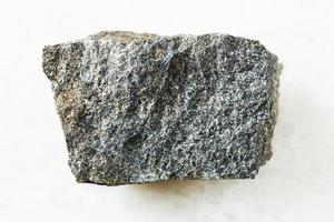 rohes Pyrrhotit-Pyrotit-Gestein auf weißem Marmor foto