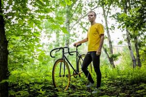 Ein junger Mann hielt mit seinem Fahrrad in einem öffentlichen Park an, um sich auszuruhen. foto