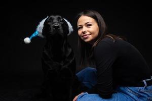 Ein Mädchen hält einen Labrador-Retriever-Hund in den Armen. foto