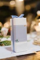 eine wunderschöne blaue Andenkenbox mit aromatischem Luftdiffusor am Tisch der Hochzeitsfeier. foto