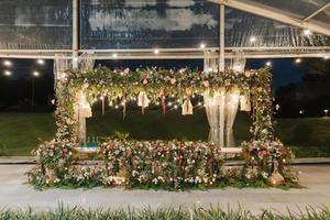 Hochzeitsempfangsbühne für Mann und Frau in der Mitte, schöne Dekoration und Blumenkombination. foto