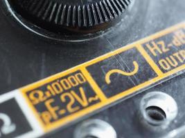 elektrisches Symbol auf Vintage-Analogmultimeter foto