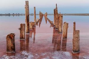 Hölzerne Hindernisse im Meer der Insel Jarilgach, Ukraine. tagsüber foto