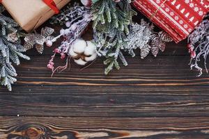 schöne Geschenkboxen. draufsicht auf den festlichen weihnachtsrahmen mit neujahrsdekorationen foto