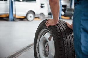 vorwärts bewegen. mitarbeiterin in blauer uniform arbeitet im autosalon foto