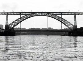 schwarz-weiß-foto von dom luis ich überbrücke tagsüber, blick von der mitte des flusses douro, porto, portugal. Reiseziel foto