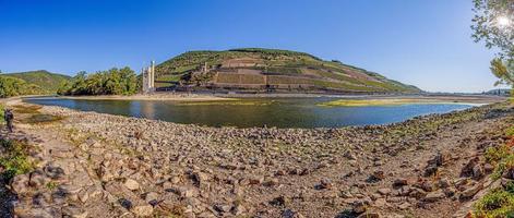 Panoramablick über den Rhein mit Binger Mäuseturm bei Wasserrekordtief foto