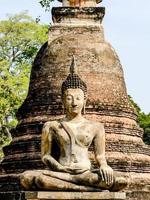 schöner tempel mit buddha-statue, thailand foto