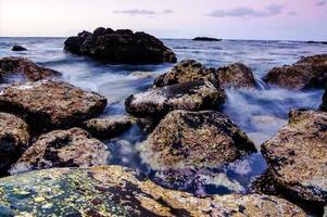 schöne Felsen am Meer foto