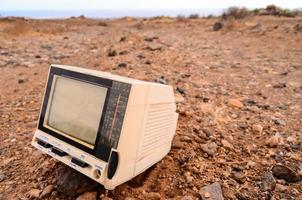 Vintage-Fernseher auf dem Boden foto