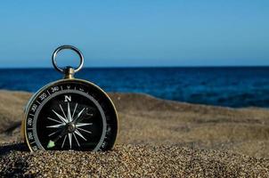 Kompass auf dem Sand foto