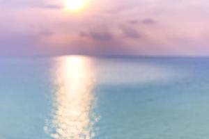 Luftaufnahme des Meereslandschaftshorizonts bei Sonnenuntergang, verschwommener Hintergrund, künstlerischer Meeressonnenuntergang. Traumphantasie-Meerblick foto
