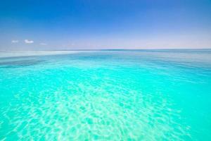 abstrakter blauer meer natürlicher wasserhintergrund. Meereshimmel, paradiesische Meereslandschaft foto