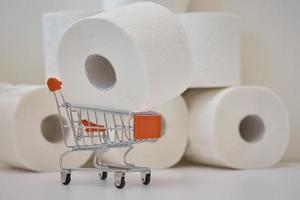 Toilettenpapierrolle in einem Einkaufswagen foto