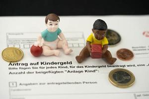 Kinder kosten viel Geld. Es gibt eine gewisse Unterstützung durch den Staat durch das Kindergeld foto