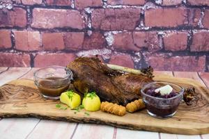 Gänsebraten mit Kartoffeln, Rotkohl und brauner Soße foto