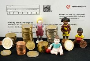 Kinder kosten viel Geld. Es gibt eine gewisse Unterstützung durch den Staat durch das Kindergeld foto