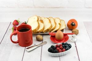 Frühstück mit Brotei und Kaffee foto