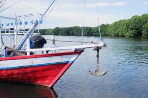 die Vorderseite eines großen Fischerbootes, das im Hafen festgemacht ist. Anker hängend, von unten gesehen foto