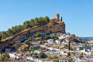 Blick auf das weiße Dorf Montefrio in Spanien, das als einer der besten Aussichtspunkte der Welt gilt. touristisches Ziel. Feiertage und Urlaub. um die Welt reisen. Landtourismus. foto