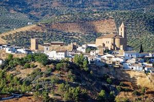 blick auf die weißen dörfer von iznajar in andalusien in spanien. touristisches Ziel. Feiertage und Urlaub. foto