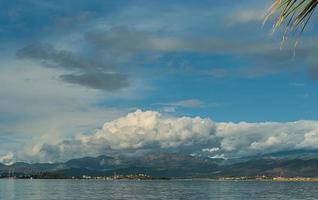 fethiye, türkei - 24. november 2022. winternachmittagsblick auf die insel makri und die bucht von der uferpromenade der stadt, das ägäische meer. foto