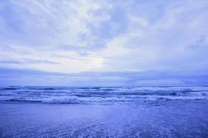 Meer und Himmel in einem Horizont. schöner Himmel und Strand. foto