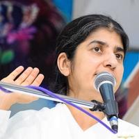 neu delhi, indien, 16. oktober 2022 - bk shivani während der meditationssitzung, shivani verma, besser bekannt als bk shivani, ist ein lehrer in der brahma kumaris spirituellen yoga- und meditationsbewegung in indien foto