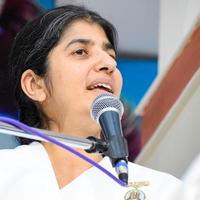 neu delhi, indien, 16. oktober 2022 - bk shivani während der meditationssitzung, shivani verma, besser bekannt als bk shivani, ist ein lehrer in der brahma kumaris spirituellen yoga- und meditationsbewegung in indien foto