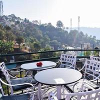 am frühen morgen blick auf das moderne dachrestaurant in kasauli, himachal pradesh in indien, blick auf die berghügel vom open-air-restaurant in kasauli, kasauli dachrestaurant foto