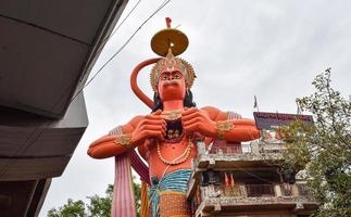 große statue von lord hanuman in der nähe der metro-brücke von delhi in der nähe von karol bagh, delhi, indien, lord hanuman große statue, die den himmel berührt foto