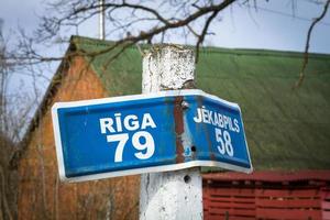 eine kleine Stadt in Lettland foto