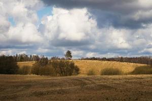 Frühlingslandschaften mit Wolken foto