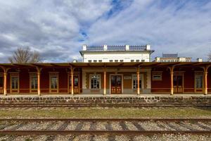 alte Eisenbahnwaggons und Gleise foto