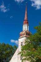 lutherische Kirche im Sommer foto