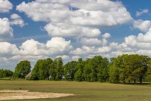 Landschaften aus der lettischen Landschaft im Frühling foto