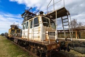 alte Eisenbahnwaggons und Gleise foto