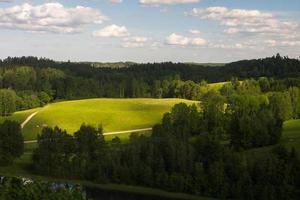 Landschaften aus der lettischen Landschaft im Frühling foto