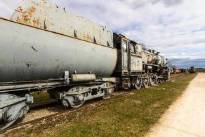 alte Eisenbahnwaggons und Gleise foto