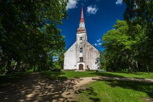 lutherische Kirche im Sommer foto