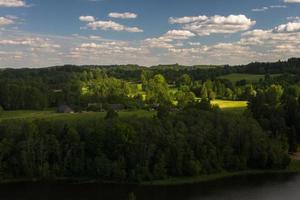 Landschaften aus der lettischen Landschaft im Frühling foto