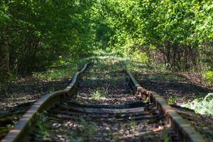 alte Eisenbahnwaggons und Gleise foto