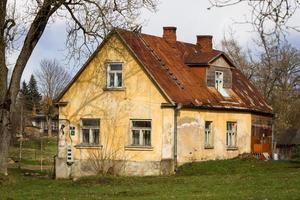 eine kleine Stadt in Lettland foto