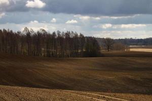 Frühlingslandschaften mit Wolken foto