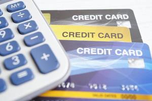 kreditkarte mit passwortsperre und us-dollar-banknotengeld, geschäftskonzept für sicherheitsfinanzierungen.