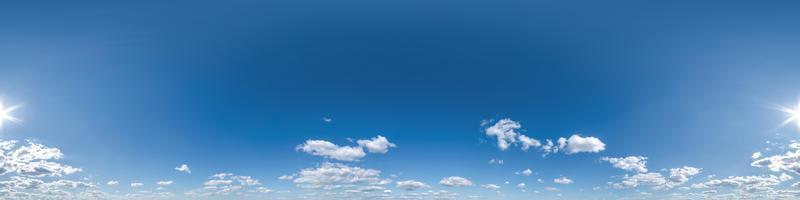 blauer himmel mit schönen wolken als nahtlose hdri 360-panoramaansicht mit zenit im sphärischen gleichrechteckigen format zur verwendung in 3d-grafiken oder spielentwicklung als himmelskuppel oder drohnenaufnahme bearbeiten foto
