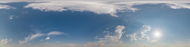 blauer himmel mit schönen wolken als nahtlose hdri 360-panoramaansicht mit zenit im sphärischen gleichrechteckigen format zur verwendung in 3d-grafiken oder spielentwicklung als himmelskuppel oder drohnenaufnahme bearbeiten foto