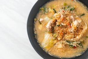 Sukiyaki-Suppe mit Schweinefleisch nach thailändischer Art foto