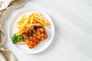 gegrilltes Hähnchensteak mit Kartoffelchips oder Pommes frites foto