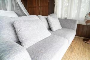 bequeme kissen auf holzsofa foto